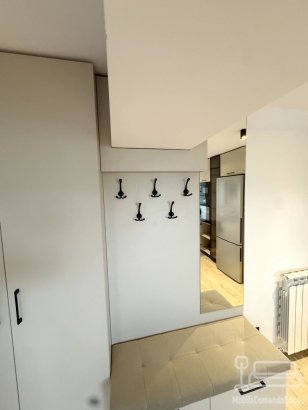 Mobilier de hol la comandă cu șezut tapițat și feronerie Blum – Bacău