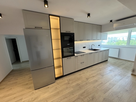 Mobilier bucătărie din MDF vopsit cu feronerie Blum și iluminat Häfele – Bacău
