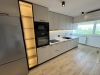 Mobilier bucătărie din MDF vopsit cu feronerie Blum și iluminat Häfele – Bacău