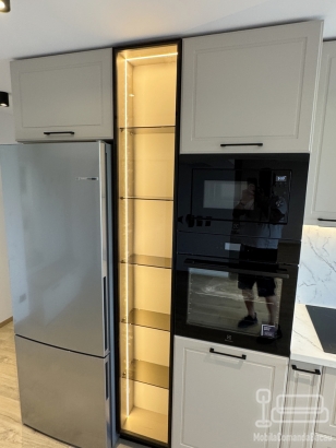 Mobilier bucătărie din MDF vopsit cu feronerie Blum și iluminat Häfele – Bacău