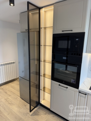 Mobilier bucătărie din MDF vopsit cu feronerie Blum și iluminat Häfele – Bacău