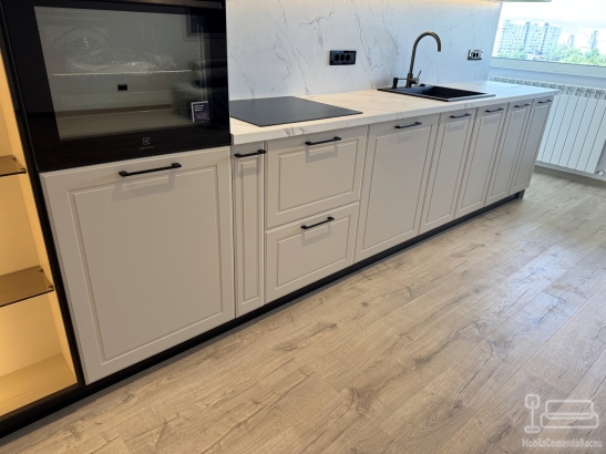 Mobilier bucătărie din MDF vopsit cu feronerie Blum și iluminat Häfele – Bacău