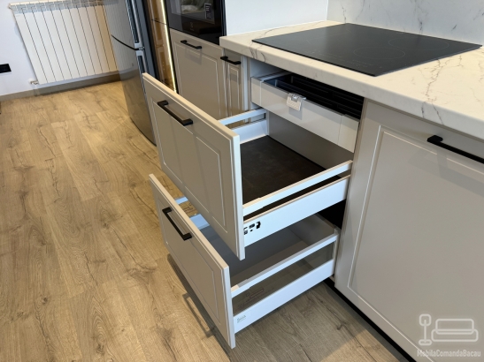 Mobilier bucătărie din MDF vopsit cu feronerie Blum și iluminat Häfele – Bacău