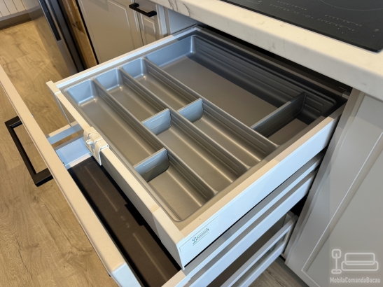 Mobilier bucătărie din MDF vopsit cu feronerie Blum și iluminat Häfele – Bacău