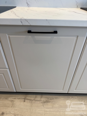 Mobilier bucătărie din MDF vopsit cu feronerie Blum și iluminat Häfele – Bacău
