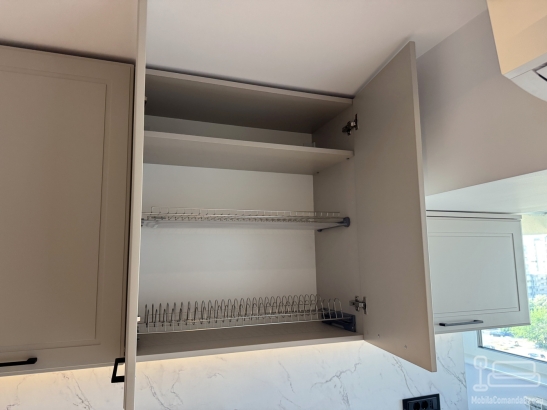 Mobilier bucătărie din MDF vopsit cu feronerie Blum și iluminat Häfele – Bacău