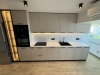 Mobilier bucătărie din MDF vopsit cu feronerie Blum și iluminat Häfele – Bacău