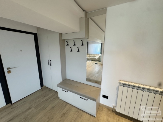 Mobilier de hol la comandă cu șezut tapițat și feronerie Blum – Bacău