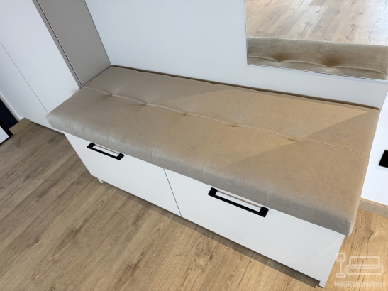 Mobilier de hol la comandă cu șezut tapițat și feronerie Blum – Bacău