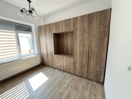 Mobilier de dormitor din PAL melaminat cu spațiu central integrat – Bacău
