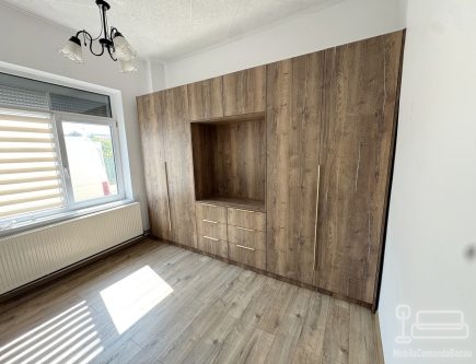 Mobilier de dormitor din PAL melaminat cu spațiu central integrat – Bacău