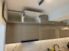 Bucătărie din MDF vopsit lucios cu mâner frezat și blat termorezistent