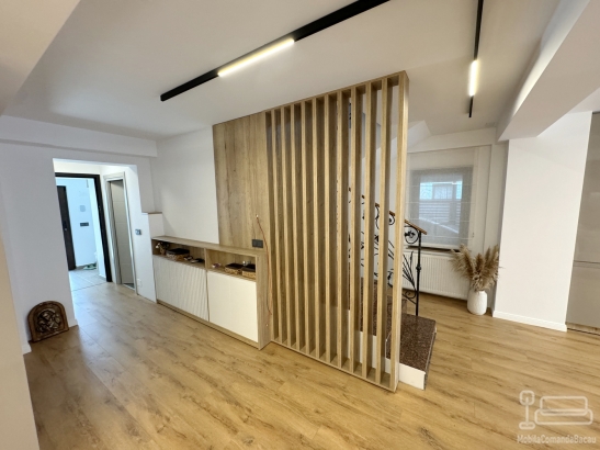 Mobilier hol la comandă – MDF vopsit cu riflaje