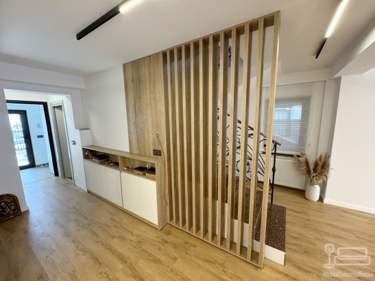 Mobilier hol la comandă – MDF vopsit cu riflaje