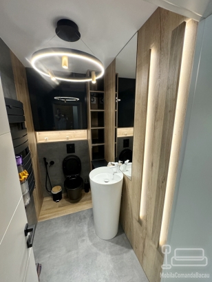 Mobilier de baie din MDF vopsit lucios, cu iluminare LED Hafele și feronerie Blum