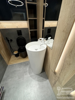 Mobilier de baie din MDF vopsit lucios, cu iluminare LED Hafele și feronerie Blum