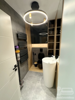 Mobilier de baie din MDF vopsit lucios, cu iluminare LED Hafele și feronerie Blum
