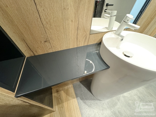 Mobilier de baie din MDF vopsit lucios, cu iluminare LED Hafele și feronerie Blum