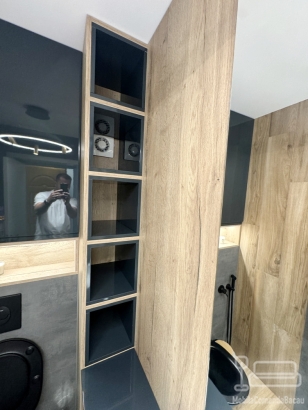 Mobilier de baie din MDF vopsit lucios, cu iluminare LED Hafele și feronerie Blum