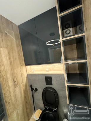 Mobilier de baie din MDF vopsit lucios, cu iluminare LED Hafele și feronerie Blum