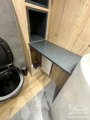 Mobilier de baie din MDF vopsit lucios, cu iluminare LED Hafele și feronerie Blum