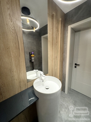 Mobilier de baie din MDF vopsit lucios, cu iluminare LED Hafele și feronerie Blum