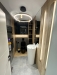 Mobilier de baie din MDF vopsit lucios, cu iluminare LED Hafele și feronerie Blum