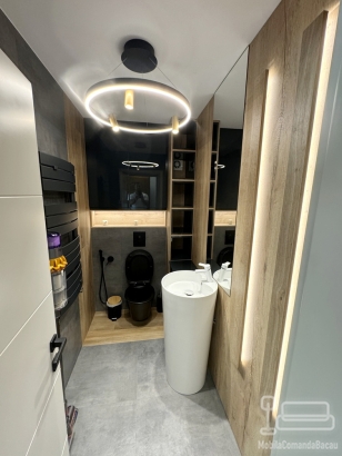 Mobilier de baie din MDF vopsit lucios, cu iluminare LED Hafele și feronerie Blum