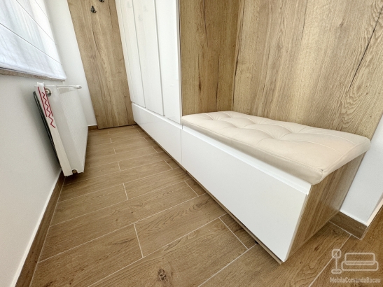 Mobilier hol la comandă – PAL + fronturi MDF vopsit, Bacău