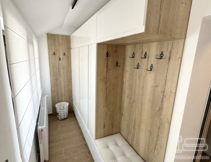 Mobilier hol la comandă – PAL + fronturi MDF vopsit, Bacău