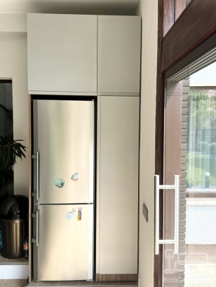 Mobilier pentru terasă din PAL și MDF vopsit, cu jardiniere și corp pentru frigider