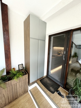 Mobilier pentru terasă din PAL și MDF vopsit, cu jardiniere și corp pentru frigider