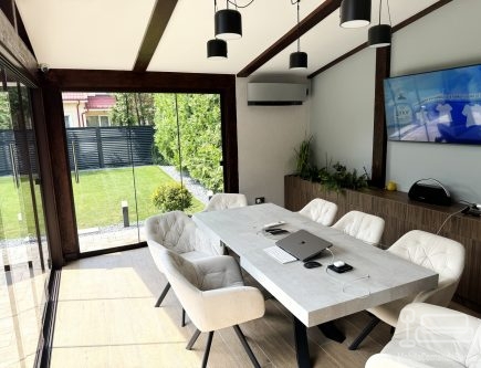 Mobilier pentru terasă din PAL și MDF vopsit, cu jardiniere și corp pentru frigider