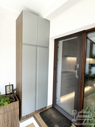 Mobilier pentru terasă din PAL și MDF vopsit, cu jardiniere și corp pentru frigider