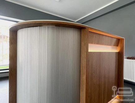 Mobilier recepție din PAL cu detalii PVC și iluminat profesional Häfele