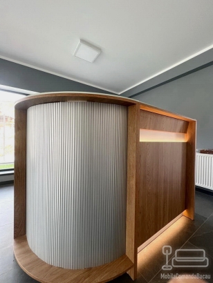 Mobilier recepție din PAL cu detalii PVC și iluminat profesional Häfele