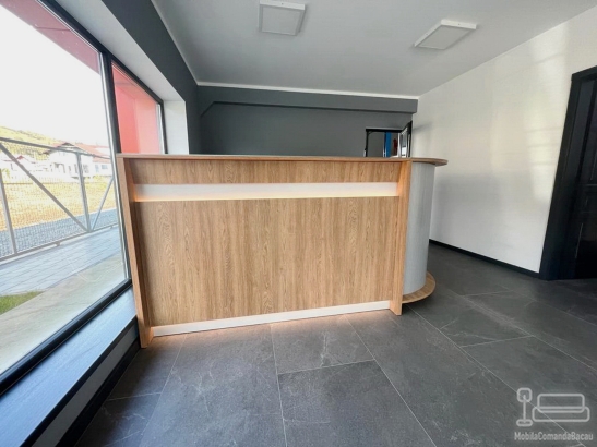 Mobilier recepție din PAL cu detalii PVC și iluminat profesional Häfele