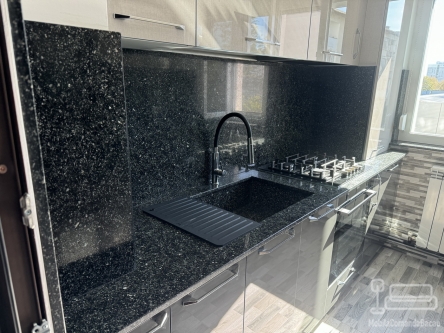 Mobilier bucătărie la comandă – MDF lucios Perfect Sense, blat granit, Bacău