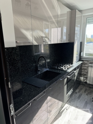 Mobilier bucătărie la comandă – MDF lucios Perfect Sense, blat granit, Bacău