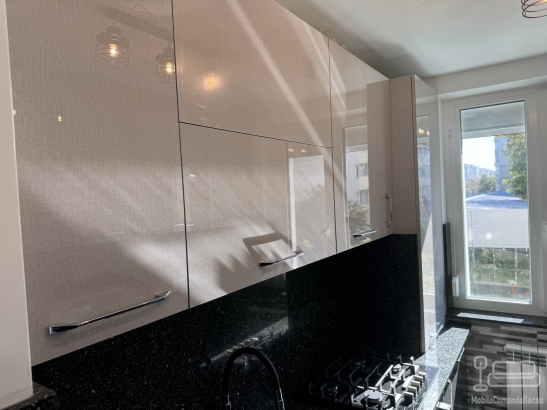 Mobilier bucătărie la comandă – MDF lucios Perfect Sense, blat granit, Bacău