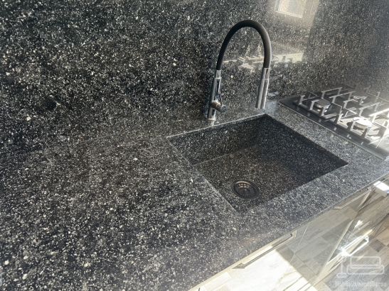 Mobilier bucătărie la comandă – MDF lucios Perfect Sense, blat granit, Bacău