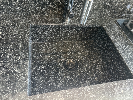 Mobilier bucătărie la comandă – MDF lucios Perfect Sense, blat granit, Bacău