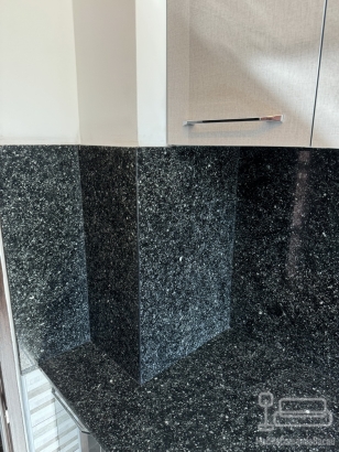 Mobilier bucătărie la comandă – MDF lucios Perfect Sense, blat granit, Bacău