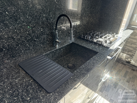 Mobilier bucătărie la comandă – MDF lucios Perfect Sense, blat granit, Bacău