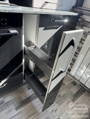Mobilier bucătărie la comandă – MDF lucios Perfect Sense, blat granit, Bacău