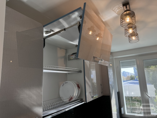 Mobilier bucătărie la comandă – MDF lucios Perfect Sense, blat granit, Bacău