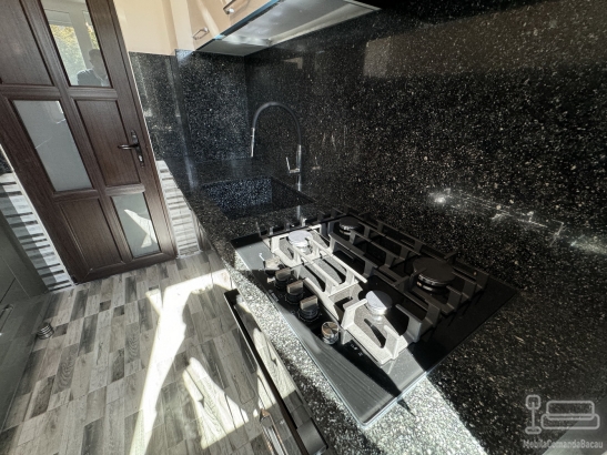 Mobilier bucătărie la comandă – MDF lucios Perfect Sense, blat granit, Bacău