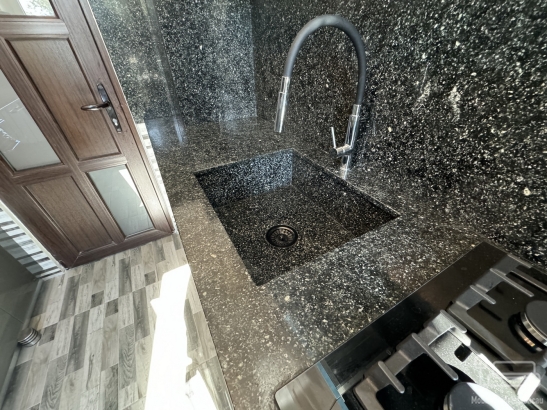 Mobilier bucătărie la comandă – MDF lucios Perfect Sense, blat granit, Bacău