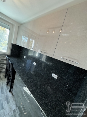 Mobilier bucătărie la comandă – MDF lucios Perfect Sense, blat granit, Bacău