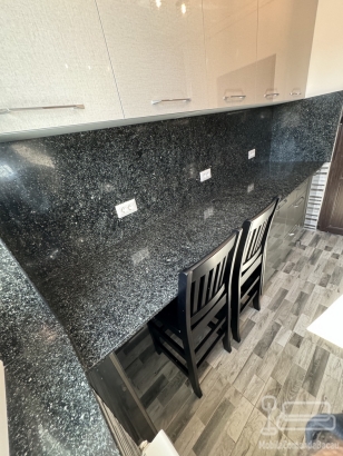 Mobilier bucătărie la comandă – MDF lucios Perfect Sense, blat granit, Bacău